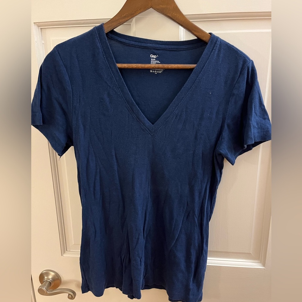 Gap navy vneck tshirt